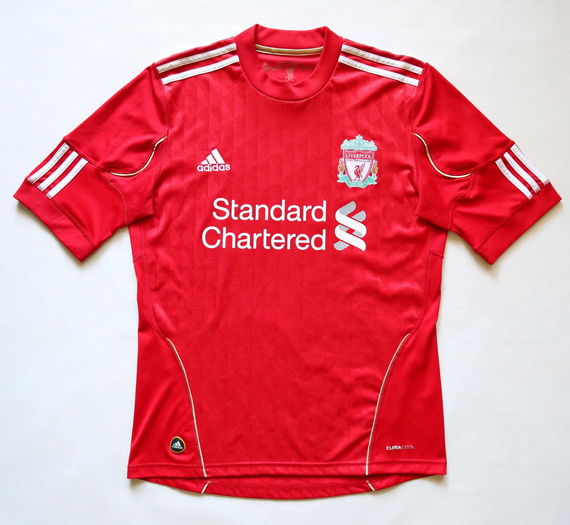 Camiseta Liverpool Retro 2010/2011 vista sobre fondo blanco
