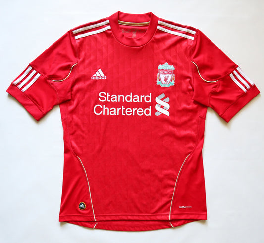 Camiseta Liverpool Retro 2010/2011 vista sobre fondo blanco