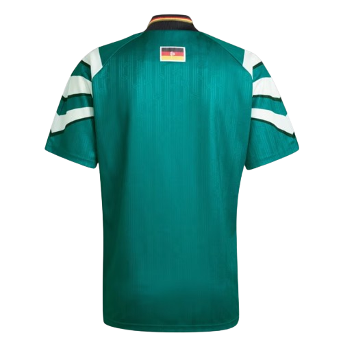 Camiseta Alemania alternativa Retro 1996 vista sobre fondo blanco