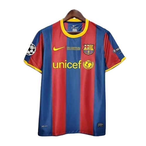 Camiseta Retro Barcelona 2010/2011 - Final Champions + Parches vista sobre fondo blanco