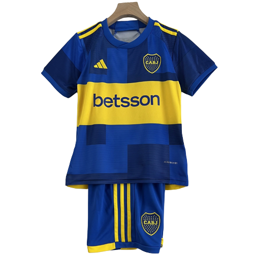 Camiseta + short Boca Juniors local NIÑOS 2023/2024 vista sobre fondo blanco