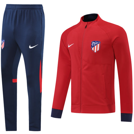 Conjunto Atletico de Madrid 2023/2024 vista sobre fondo blanco