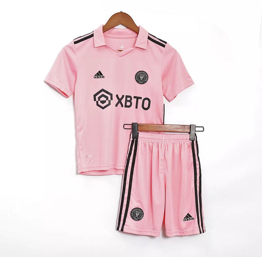 Camiseta + short Inter Miami local niño 2023/2024 vista sobre fondo blanco
