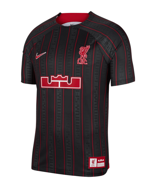 Camiseta Liverpool x Lebron 2022/2023 vista sobre fondo blanco