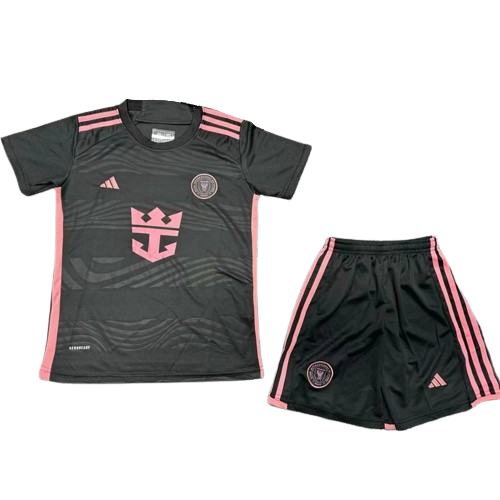 Camiseta + short Inter Miami visitante 2024/2025 - NIÑOS vista sobre fondo blanco