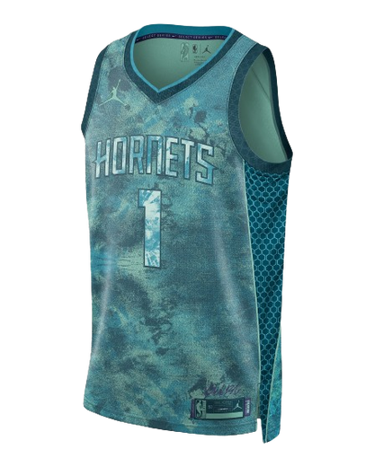 Camiseta Charlotte Hornets - Edición especial 2023 vista sobre fondo blanco