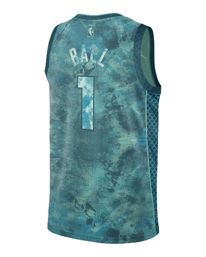 Camiseta Charlotte Hornets - Edición especial 2023 vista sobre fondo blanco