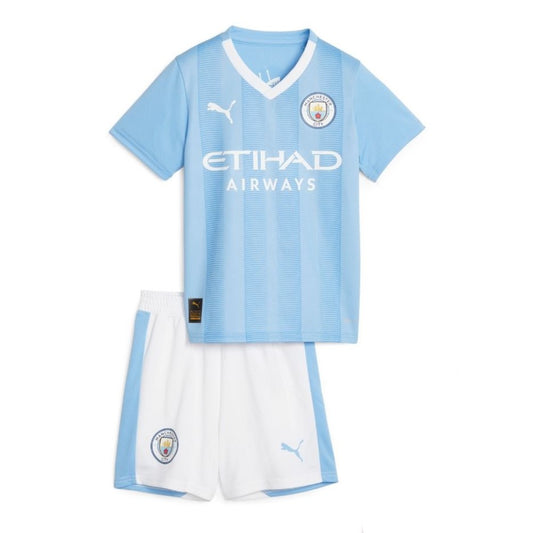 Camiseta + short Manchester City local niño 2023/2024 vista sobre fondo blanco