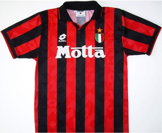 Camiseta AC Milan Retro 1993/1994 vista sobre fondo blanco