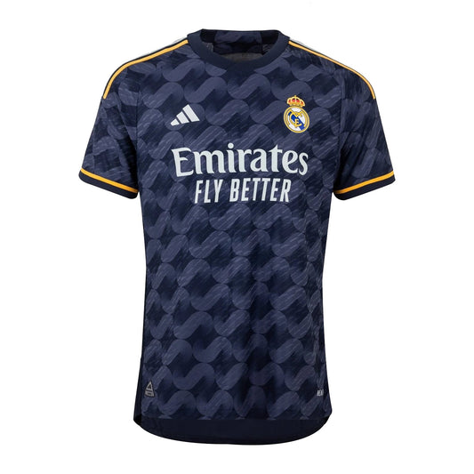 Camiseta Real Madrid visitante 2023/2024 vista sobre fondo blanco