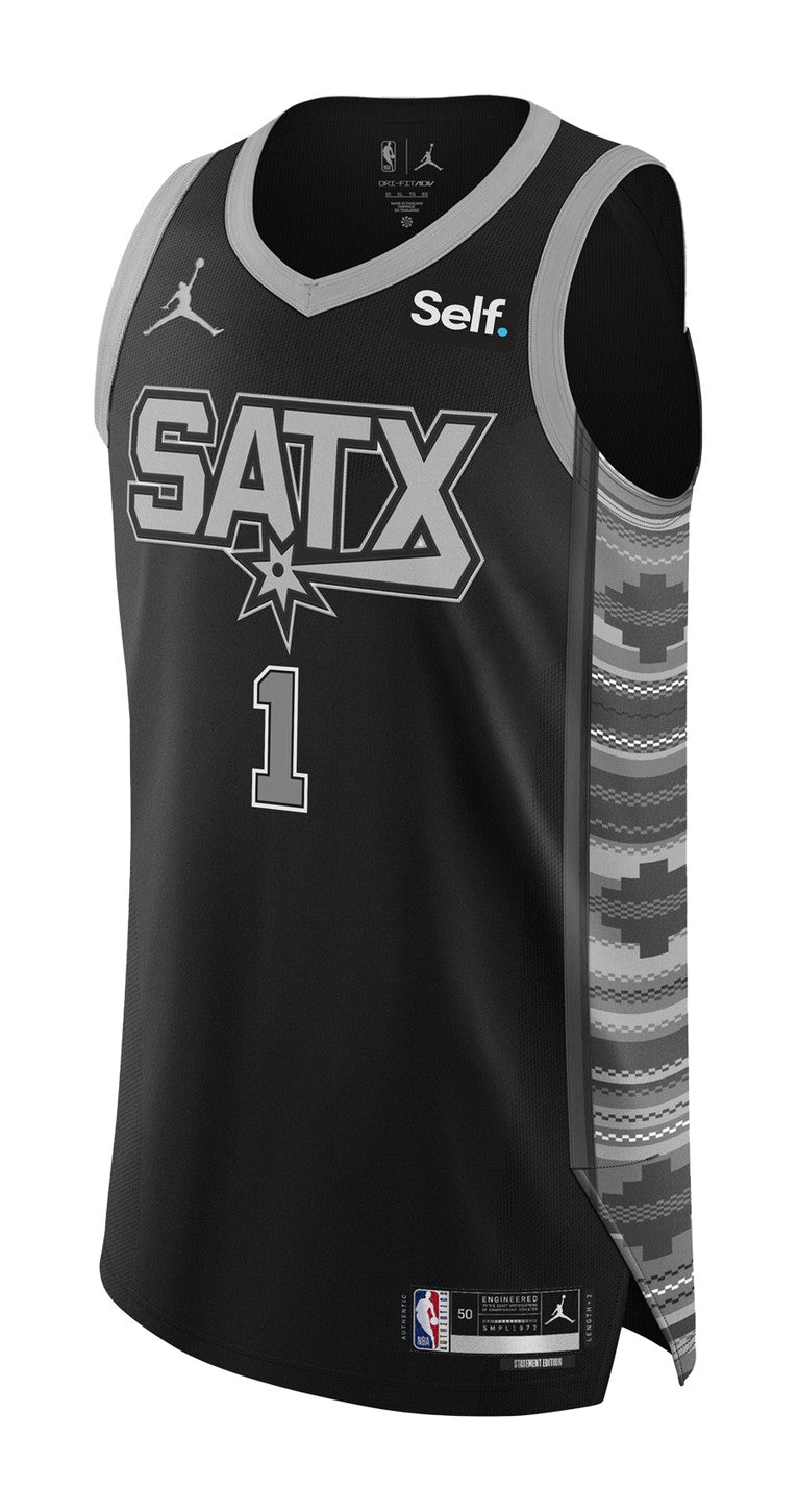 Camiseta San Antonio Spurs 22/23 - Statement Edition vista sobre fondo blanco