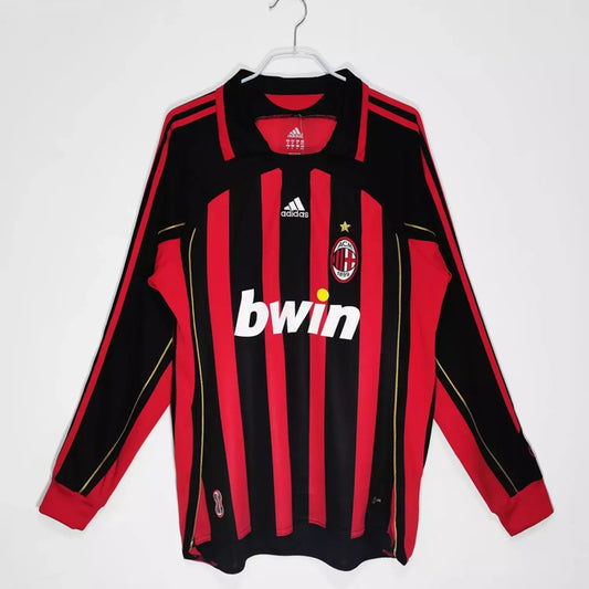 Camiseta AC Milan Retro local 2006/2007 - Manga larga vista sobre fondo blanco
