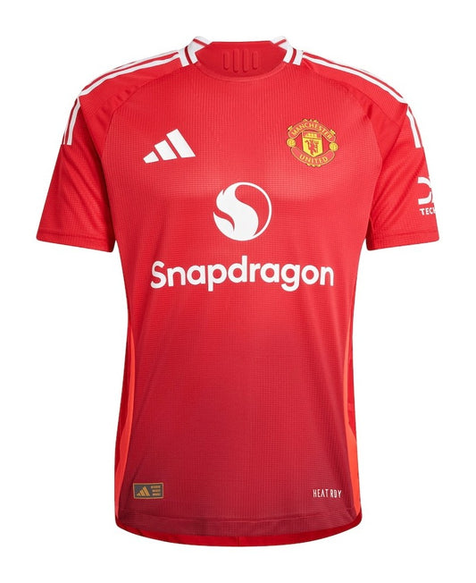Camiseta Manchester United local 2024/2025 vista sobre fondo blanco