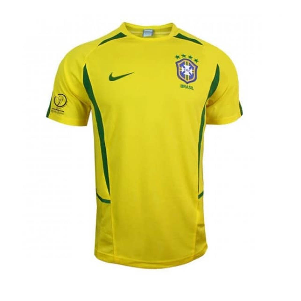 Camiseta Retro Brasil 2002 vista sobre fondo blanco