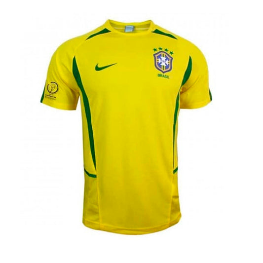Camiseta Retro Brasil 2002 vista sobre fondo blanco