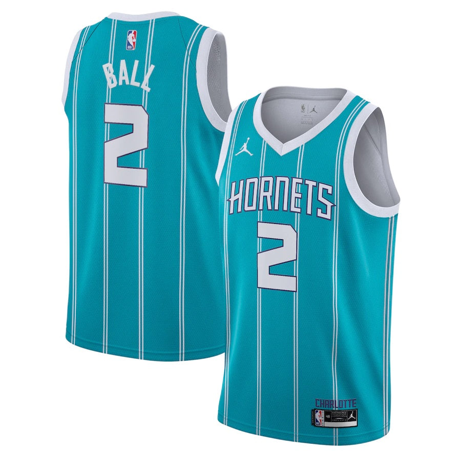 Camiseta Charlotte Hornets Celeste 2020/2021 vista sobre fondo blanco