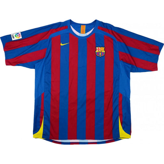 Camiseta Retro Barcelona 2005/2006 vista sobre fondo blanco