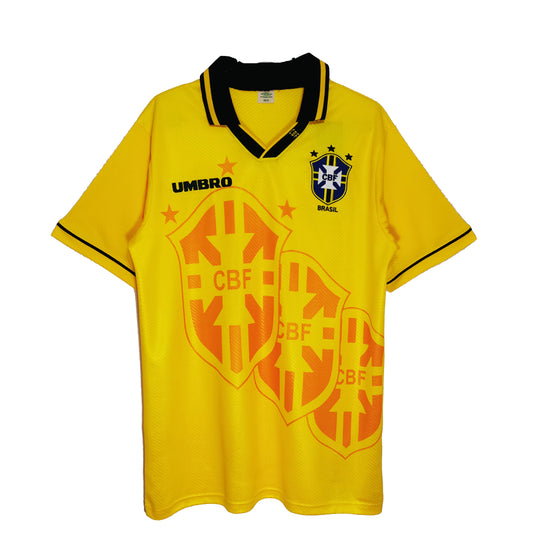 Camiseta Brasil Retro 1997 vista sobre fondo blanco