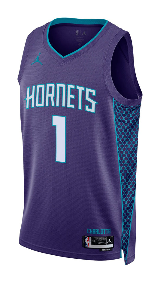 Camiseta Charlotte Hornets 2022/2023 vista sobre fondo blanco