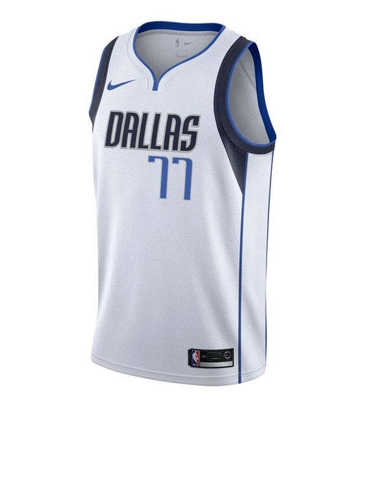 Camiseta Dallas Mavericks blanca vista sobre fondo blanco