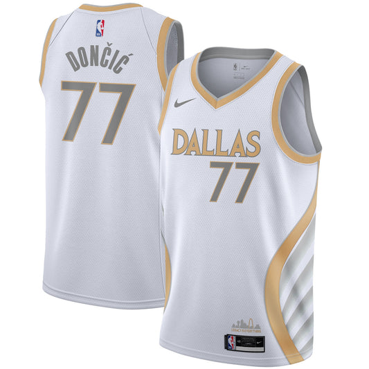 Camiseta Dallas Mavericks dorada 2020/2021 vista sobre fondo blanco