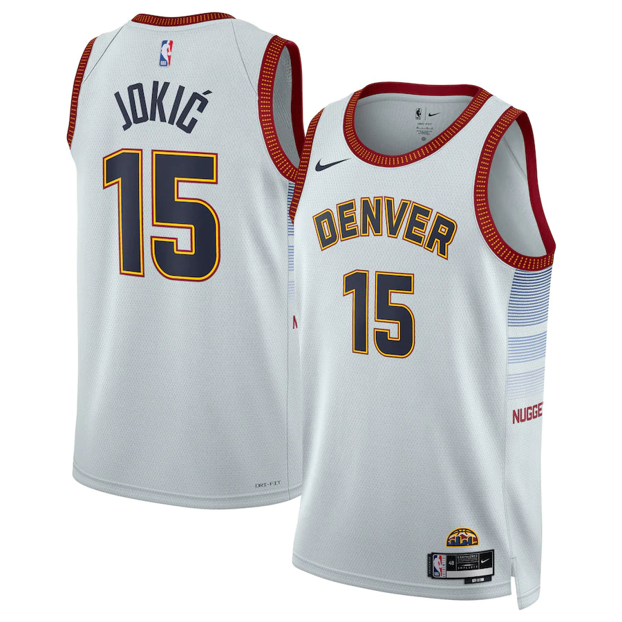 Camiseta Denver Nuggets blanca 2022/2023 vista sobre fondo blanco