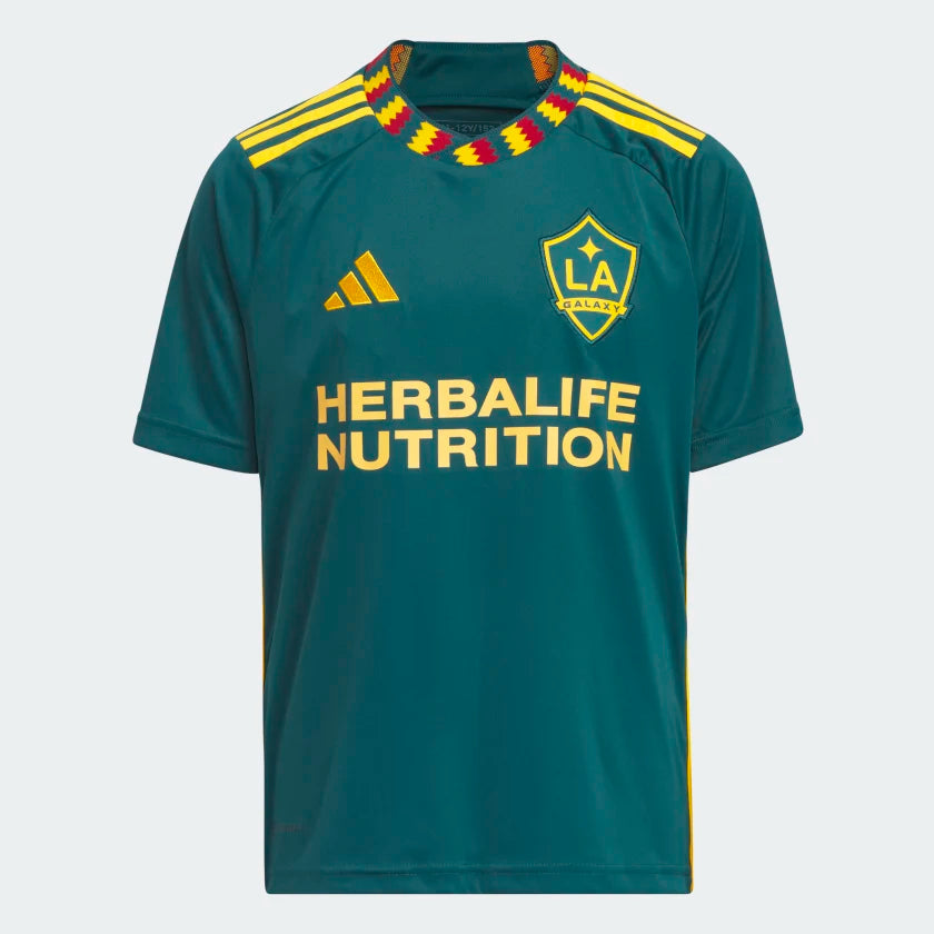 Camiseta LA Galaxy visitante 2023/2024 vista sobre fondo blanco