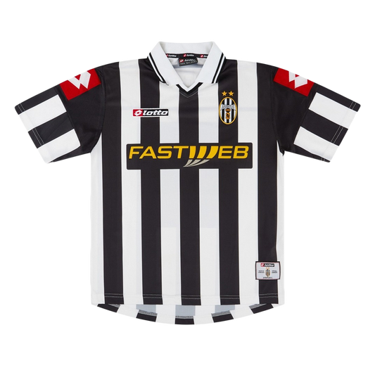 Camiseta Retro Juventus 2001/2002 vista sobre fondo blanco