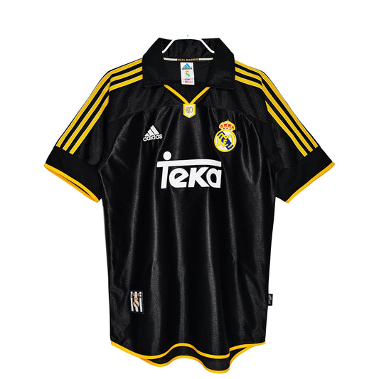 Camiseta Real Madrid Retro 2000/2001 vista sobre fondo blanco