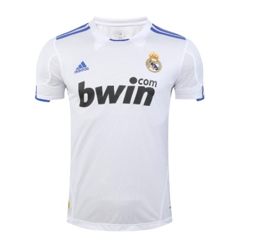 Camiseta Real Madrid local Retro 2010/2011 vista sobre fondo blanco