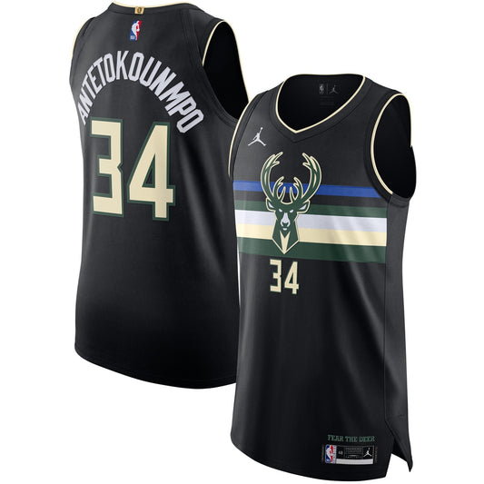 Camiseta Milwaukee Bucks negra 2020/2021 vista sobre fondo blanco